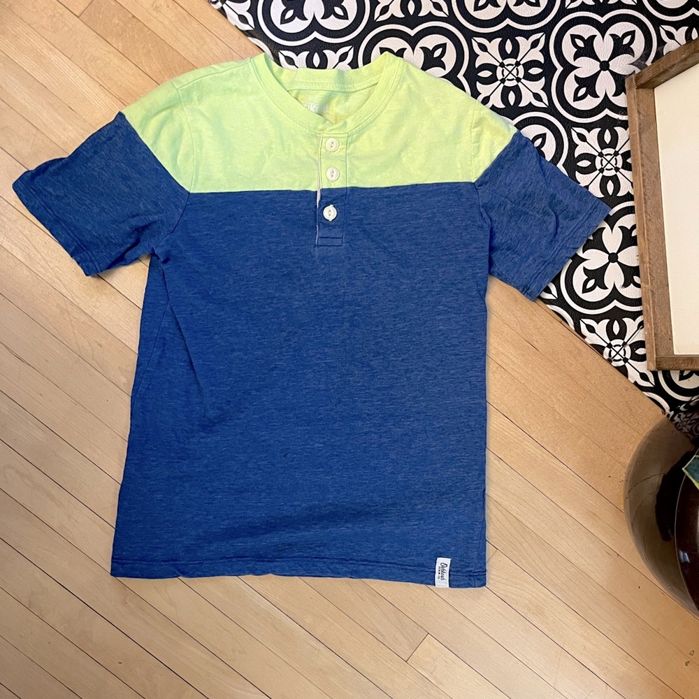 OshKosh Size 10 Boy Two color tee with 3 buttons at chest, good condition